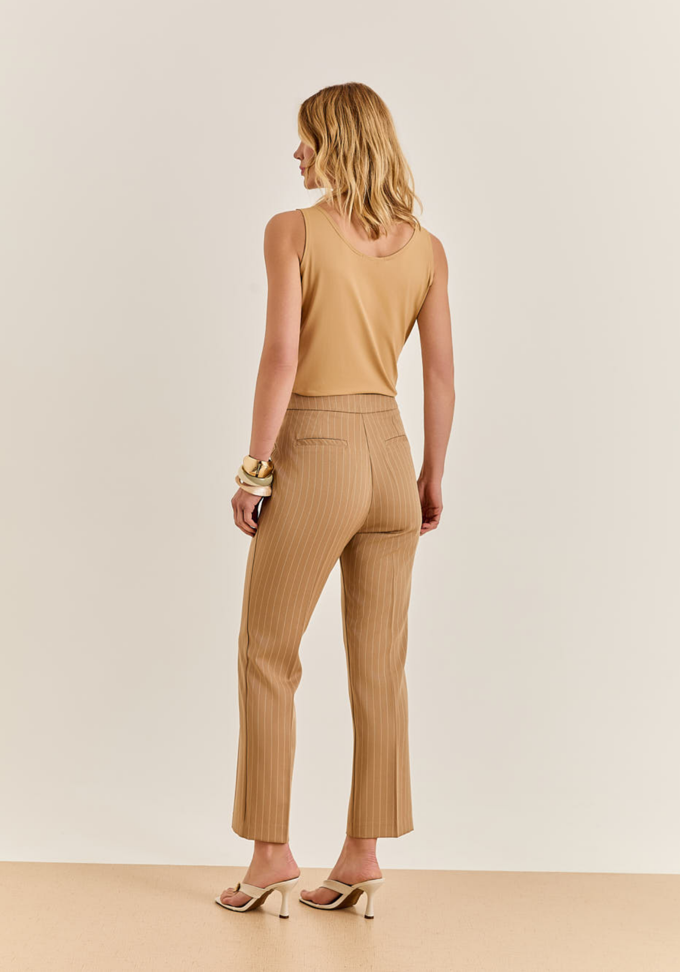 02 calca risca de giz bege