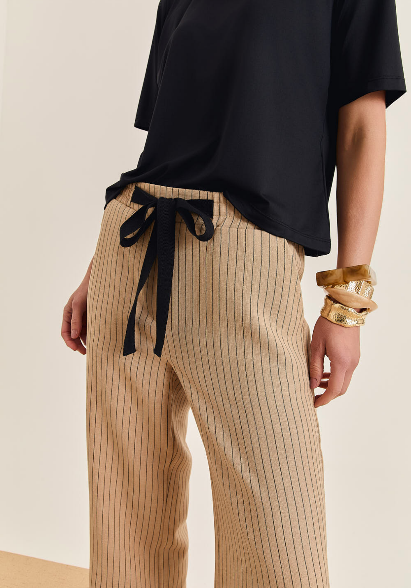 01 calca pantalona light risca de giz fitz bege