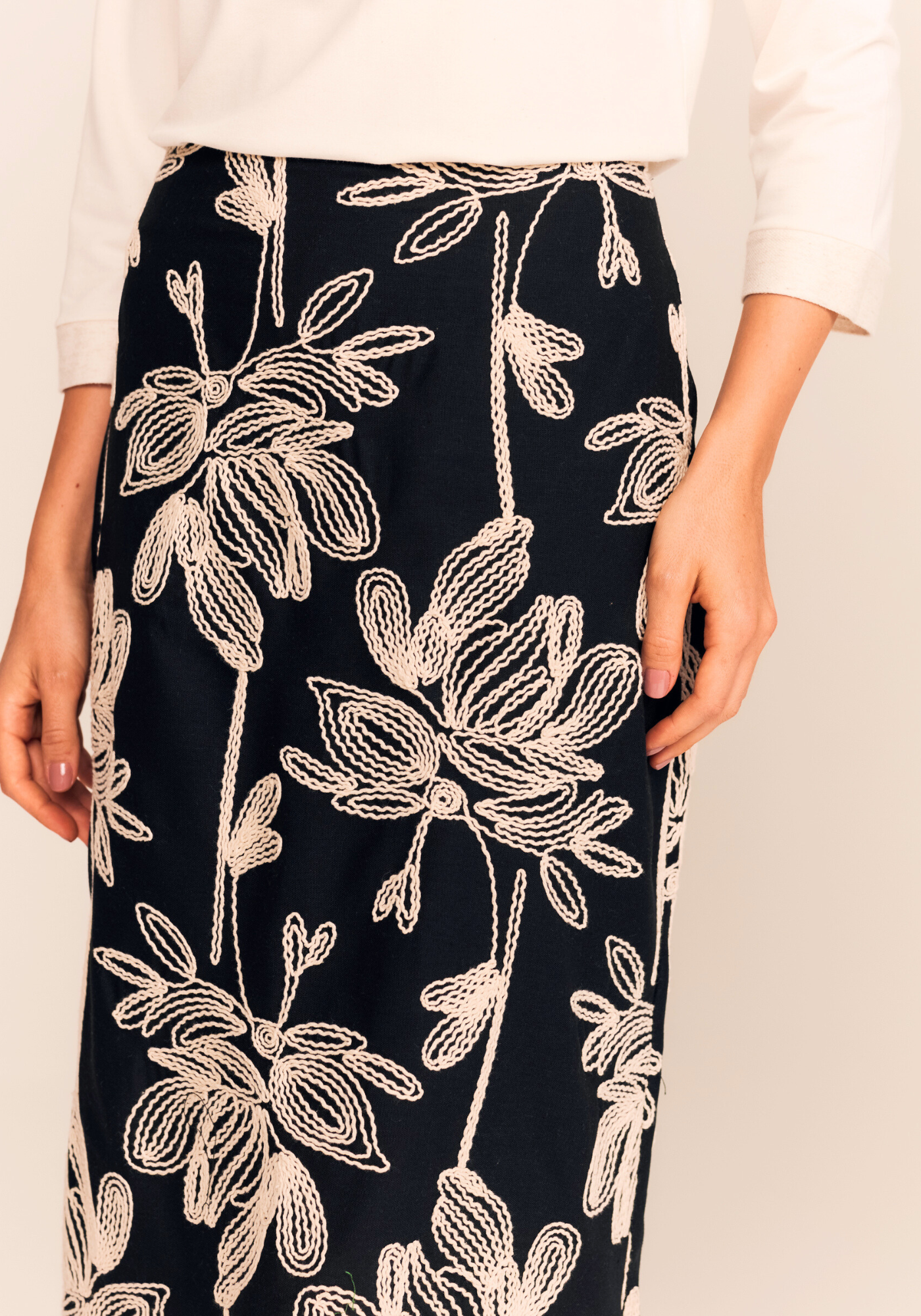 01 saia reta bordada preto