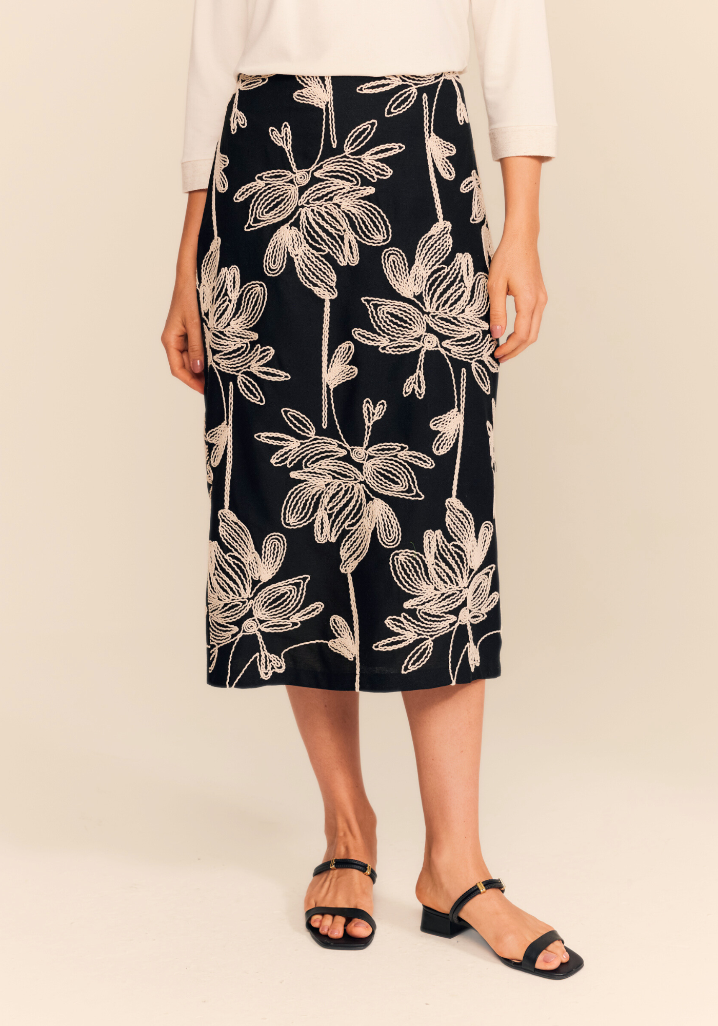 03 saia reta bordada preto