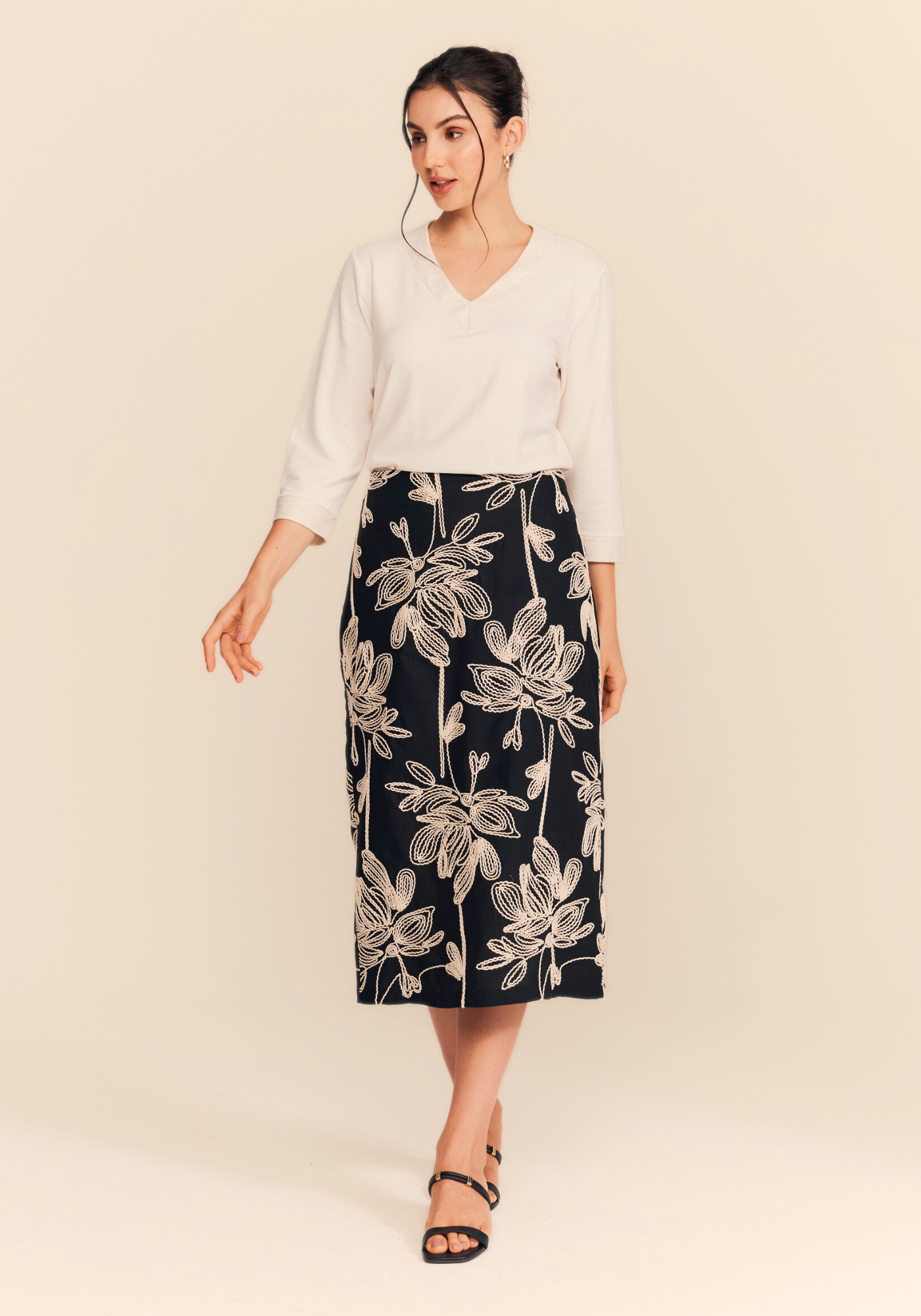 05 saia reta bordada preto