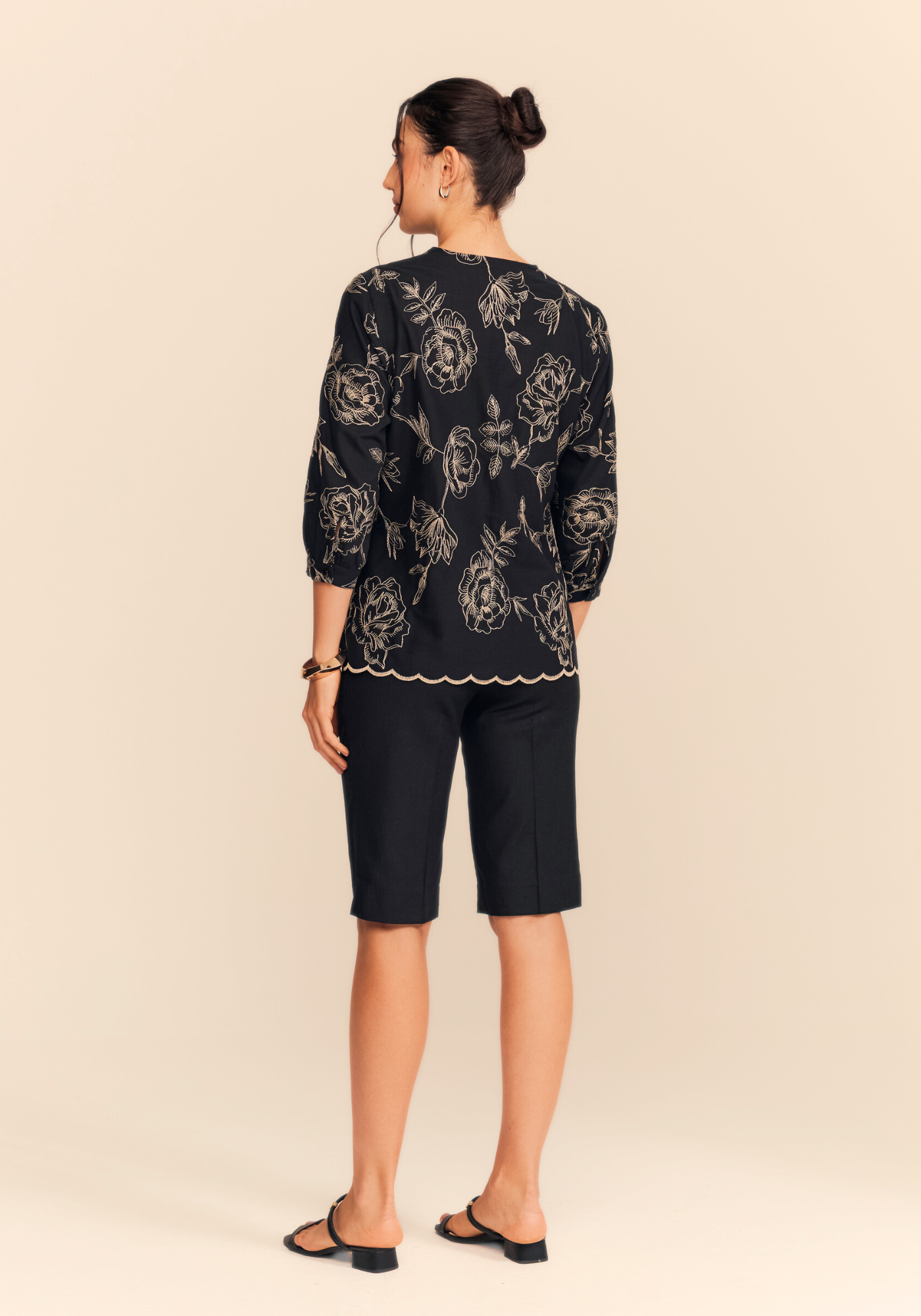 01 camisa bordada daisy preto