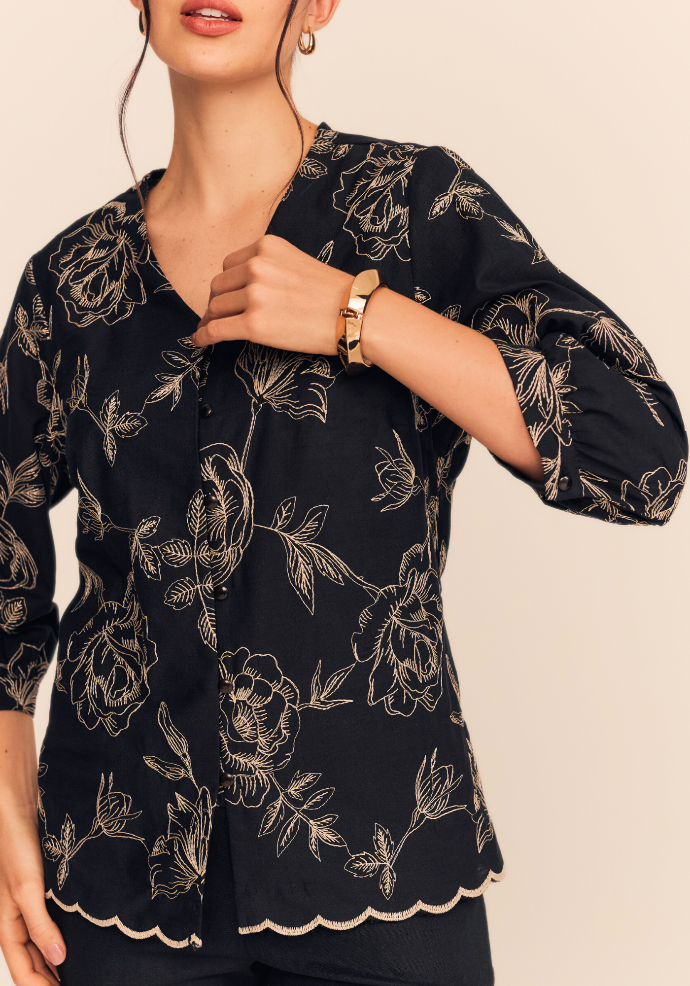 02 camisa bordada daisy preto