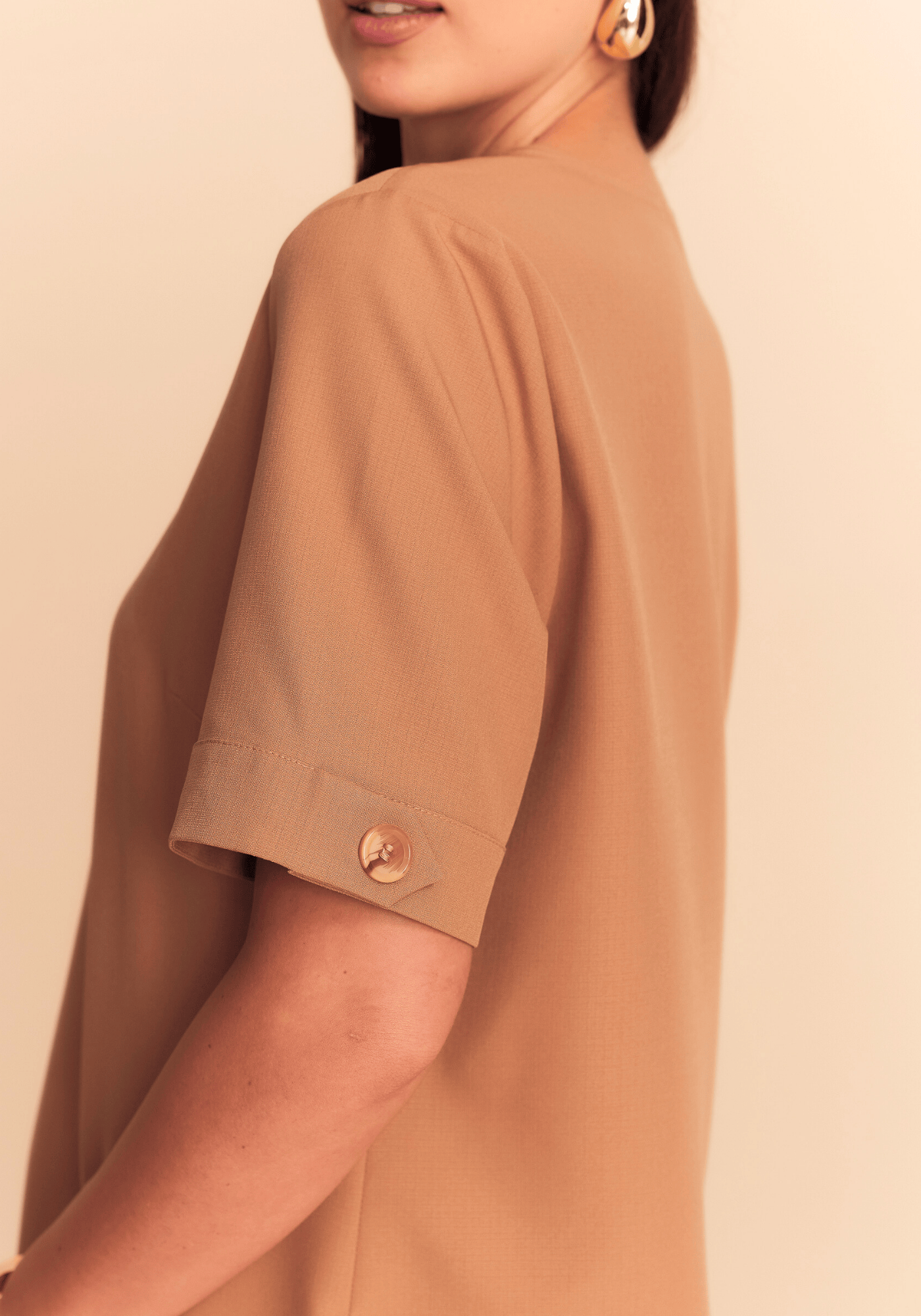 02 blusa com detalhe manga caramelo