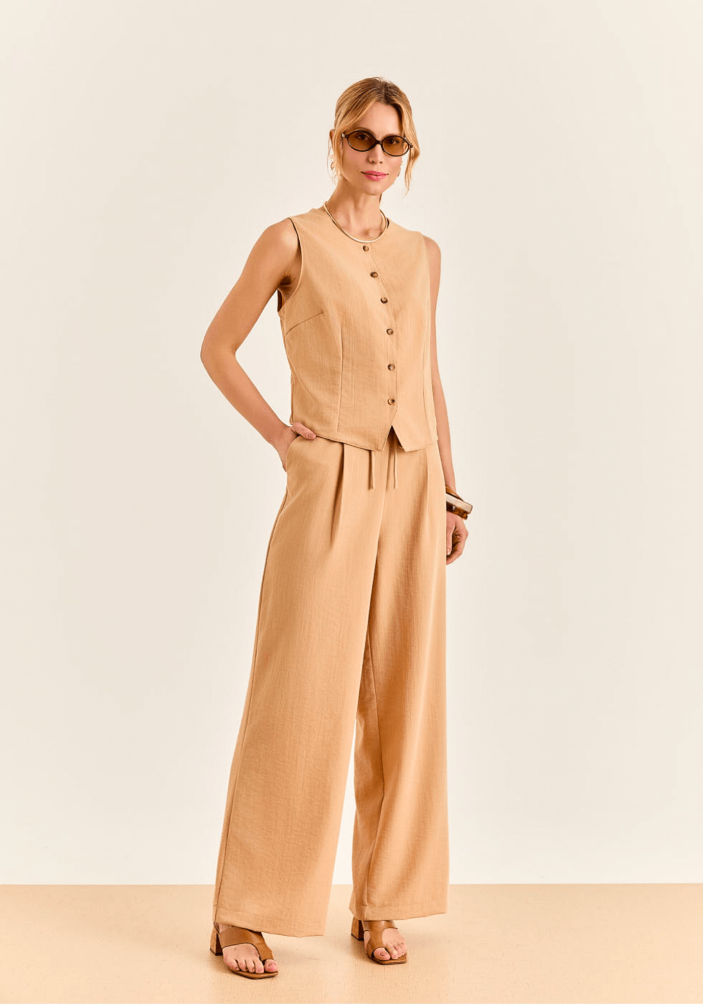 02 conjunto colete e calca pantalona bege