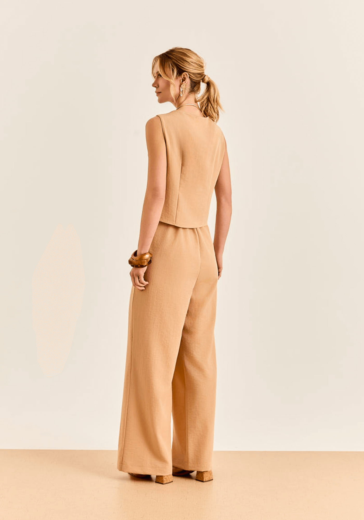 04 conjunto colete e calca pantalona bege