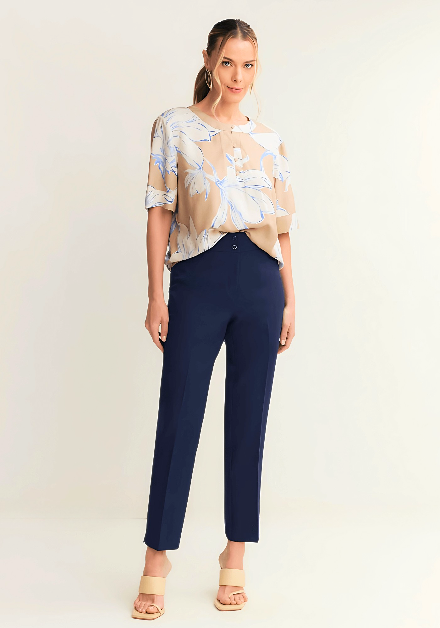 Calça Cigarrete Cartagena Rebite Marinho, calça mais curtinha, calça no  ossinho tornozelo, calça social que estica