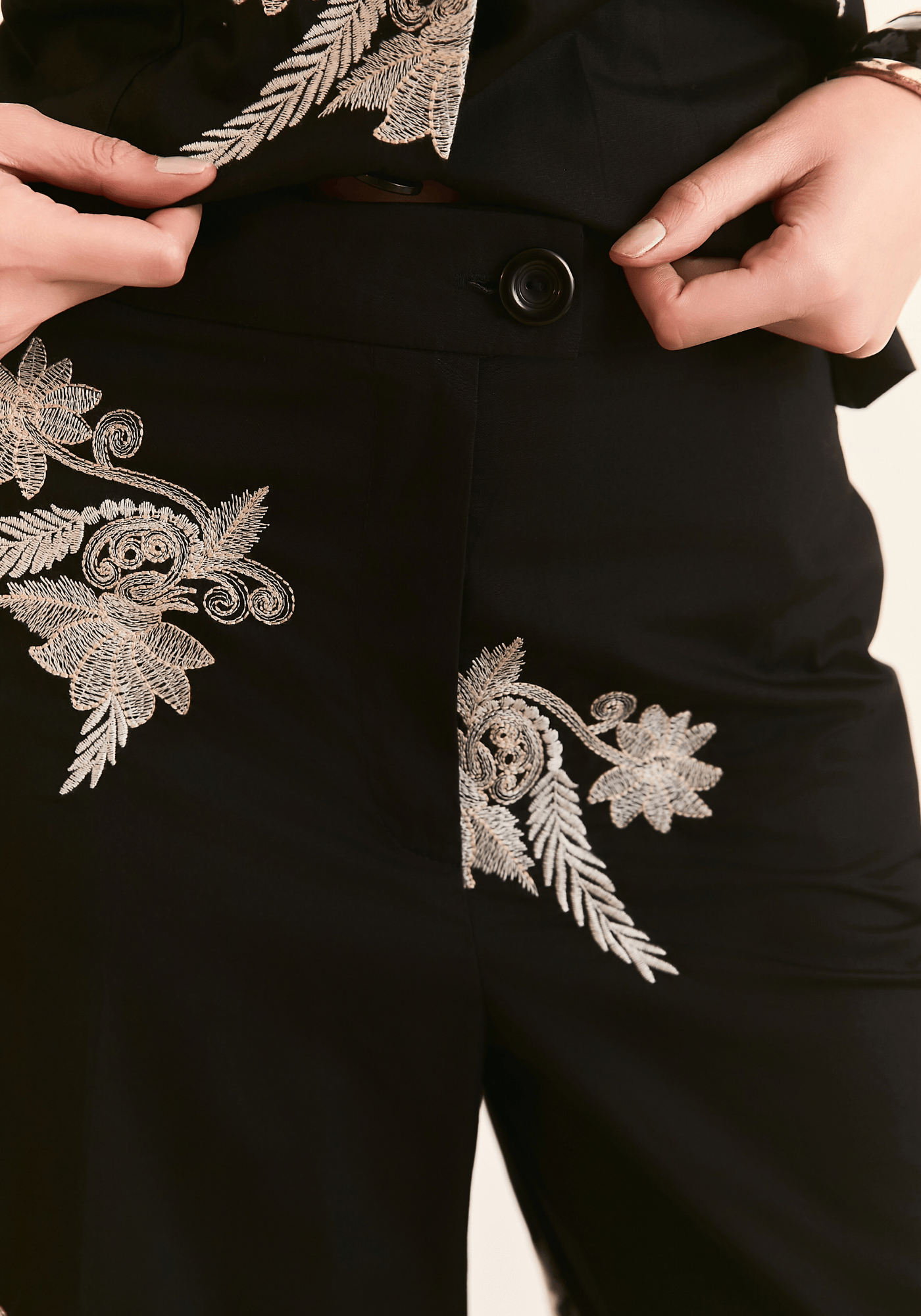 04 conjunto colete e bermuda bordada preta