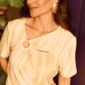 05 blusa detalhe no decote estampada caqui