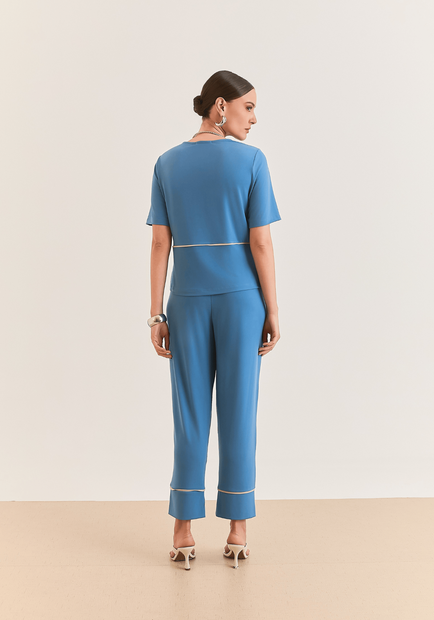 02 conjunto blusa e calca detalhe azul