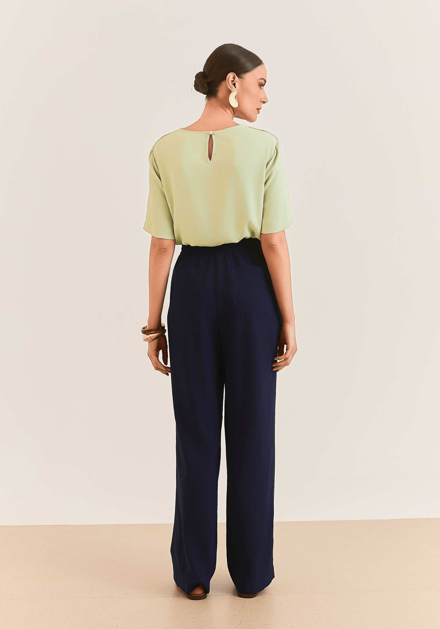 03 calca fluida elastico capri marinho