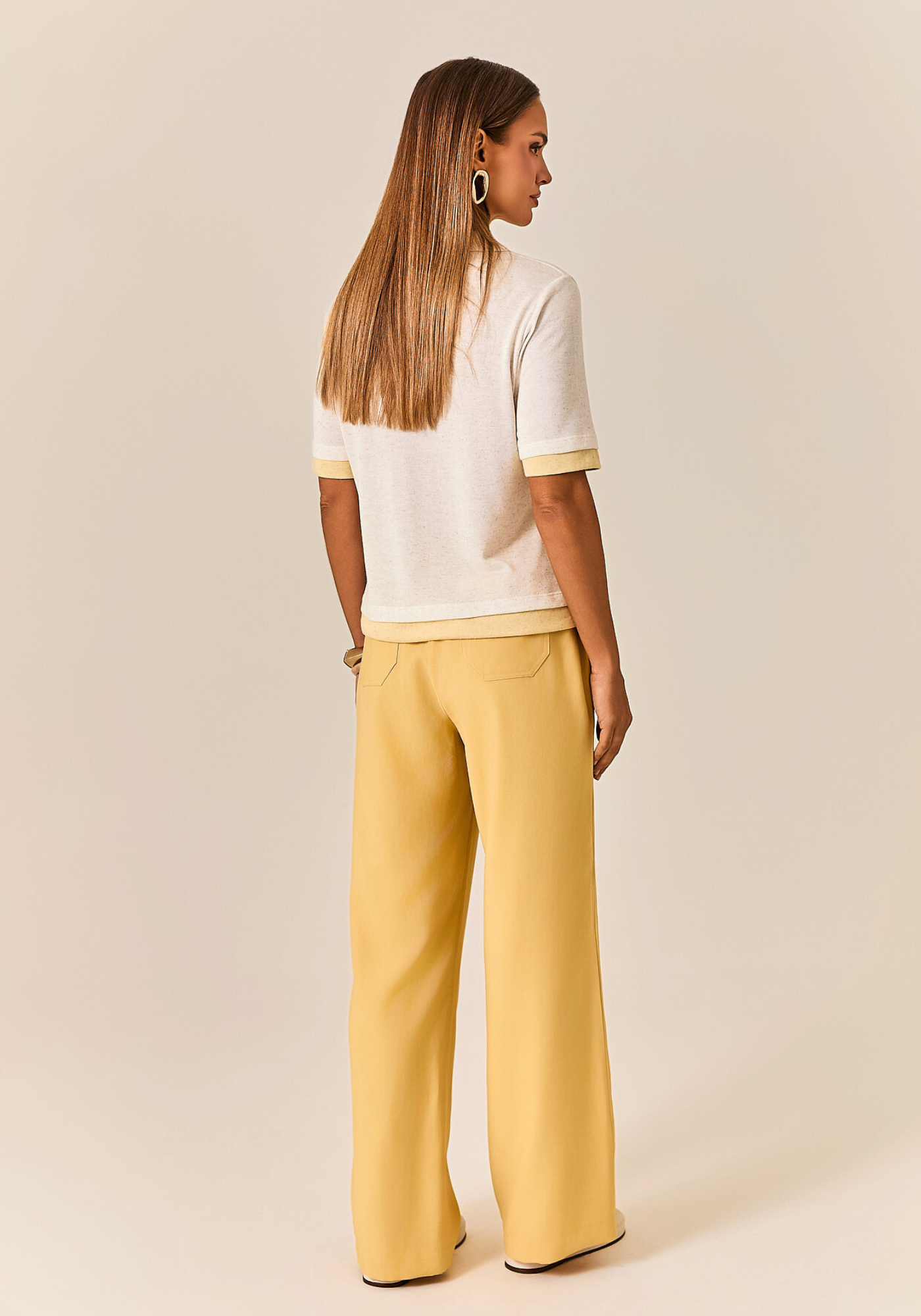 01 t shirts bicolor gola polo cru com mostarda